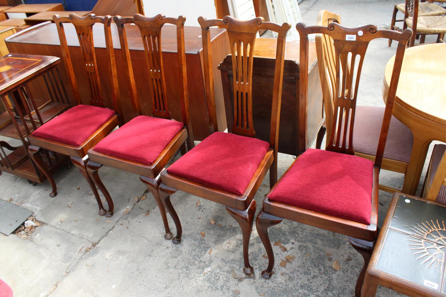 A SET OF FOUR EARLY 20TH CENTURY MAHOGANY DINING CHAIRS WITH SPLAT BACKS ON CABRIOLE LEGS