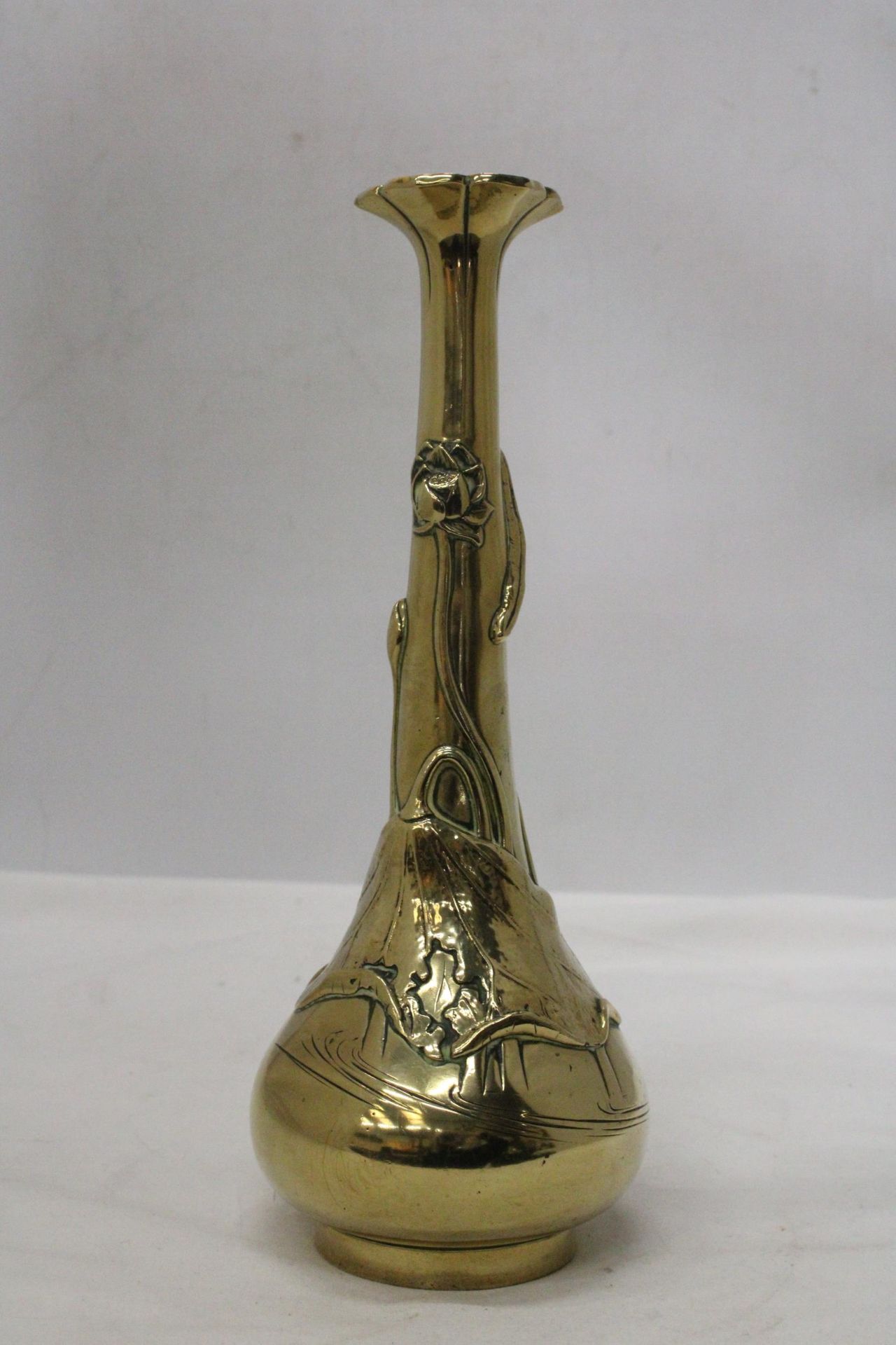 AN ORIENTAL BRASS ART NOUVEAU LONG NECKED VASE MARKED TO THE BASE - Image 4 of 6