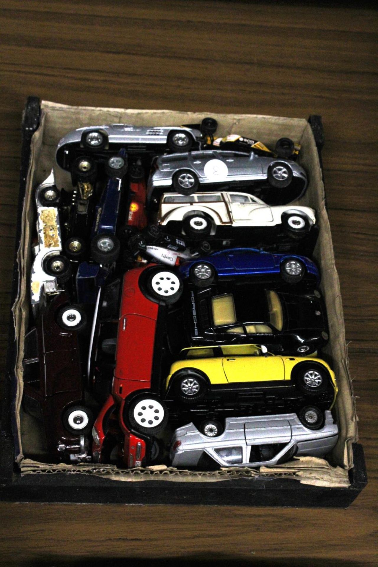 A COLLECTION OF DI-CAST CARS AND LORRIES TO INCLUDE CORGI ETC - Image 2 of 3