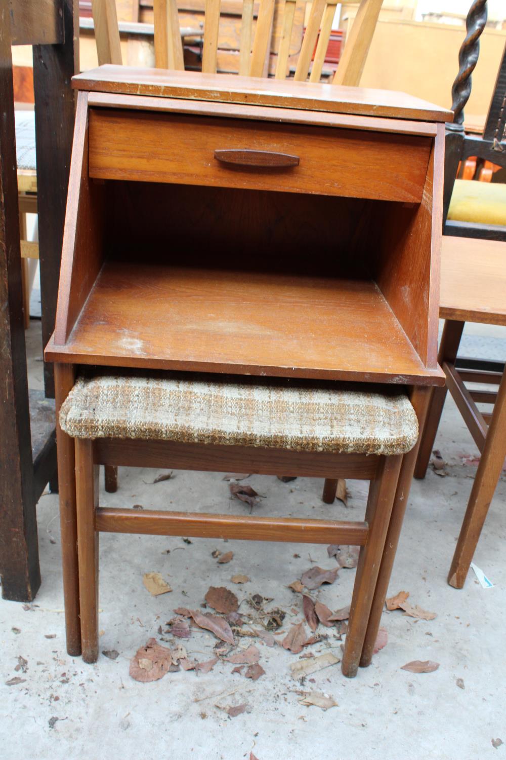 A RETRO TEAK CHIPPY STYLE TELEPHONE TABLE WITH PULL-OUT SEAT, SINGLE DRAWER AND SLIDE - Bild 3 aus 3