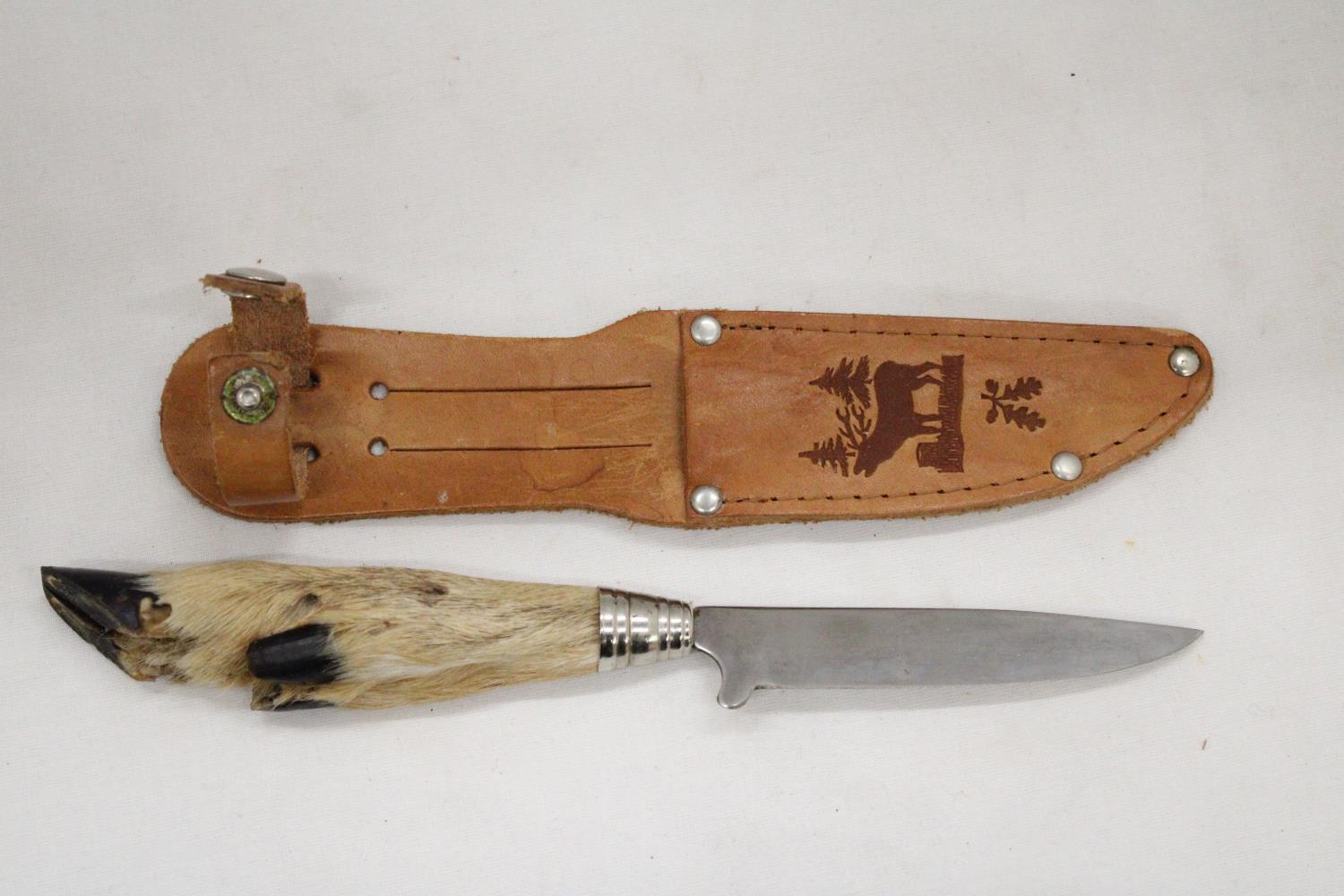 A DEER'S FOOT HUNTING KNIFE IN LEATHER SHEATH