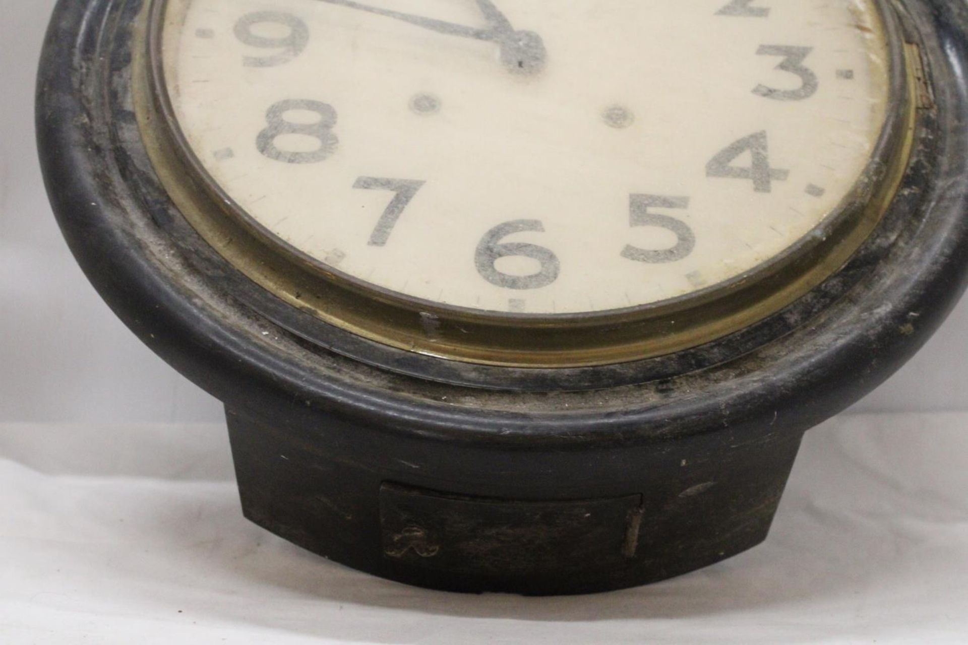 A LARGE VINTAGE WOODEN CASED WALL CLOCK MARKED 'SCIENTIFIC', DIAMETER 40CM - Image 2 of 5