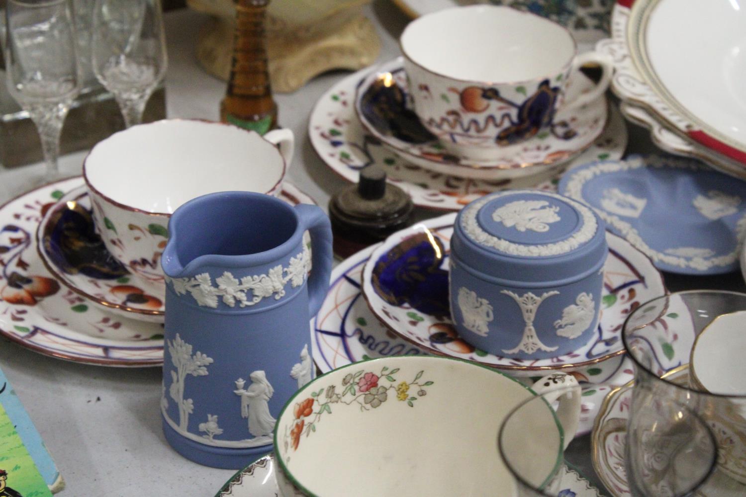 A MIXED LOT OF CERAMICS AND CHINA TO INCLUDE 'GAUDY WELSH', CUPS, SAUCERS AND PLATES, COPELAND SPODE - Image 3 of 4
