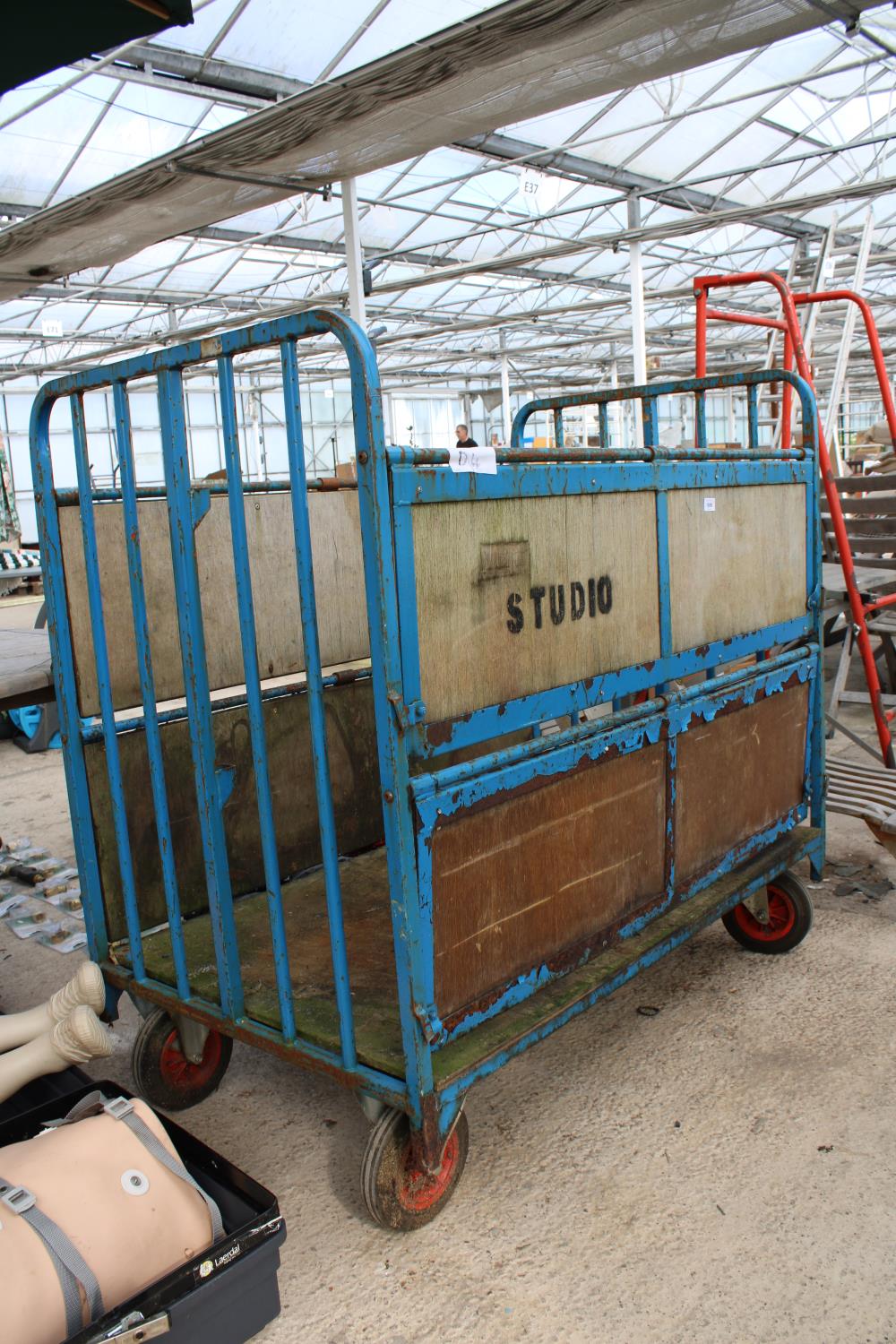 A FOUR WHEELED METAL TROLLEY WITH FOLDING SIDES TO CREATE SHELVES - Bild 2 aus 3