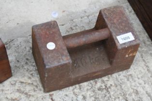 A VINTAGE HEAVY CAST IRON AVERY 20KG WEIGHT