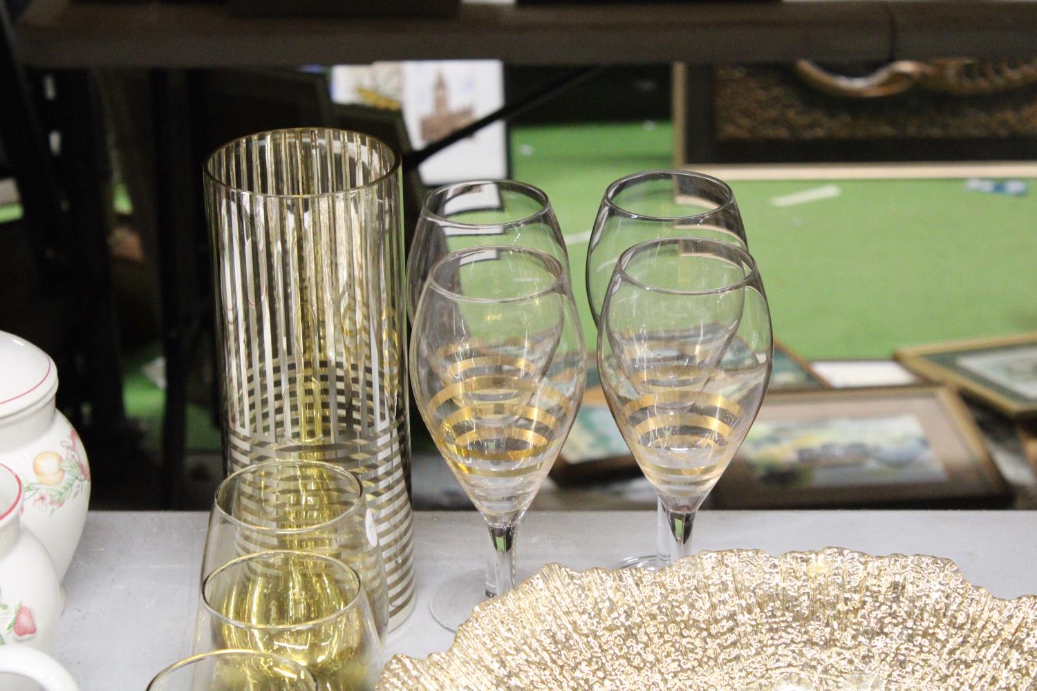 A QUANTITY OF GLASSWARE TO INCLUDE A LARGE RIBBED BOWL, GLASSES AND TUMBLERS WITH GILT BAND PATTERN, - Image 2 of 5