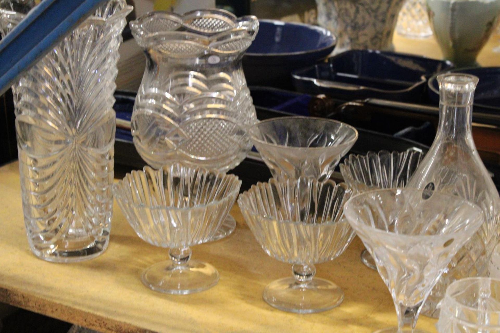 A COLLECTION OF GLASSWARE TO INCLUDE VASES, CUPS, BOWLS, ETC - Image 4 of 4