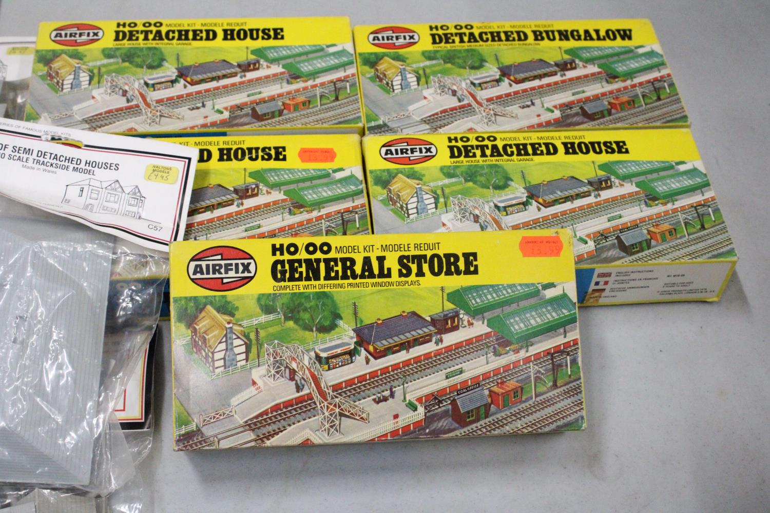 FIVE BOXED AIRFIX 00 GAUGE BUILDING KITS TOGETHER WITH FIVE DAPOL HOUSE BUILDING KITS - Image 2 of 6