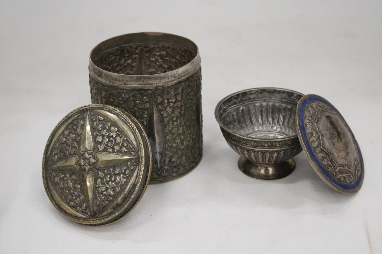 A MIXED LOT OF INDIAN SILVER TO INCLUDE TWO TRINKET BOXES, POSY BOWL ETC - Image 4 of 6