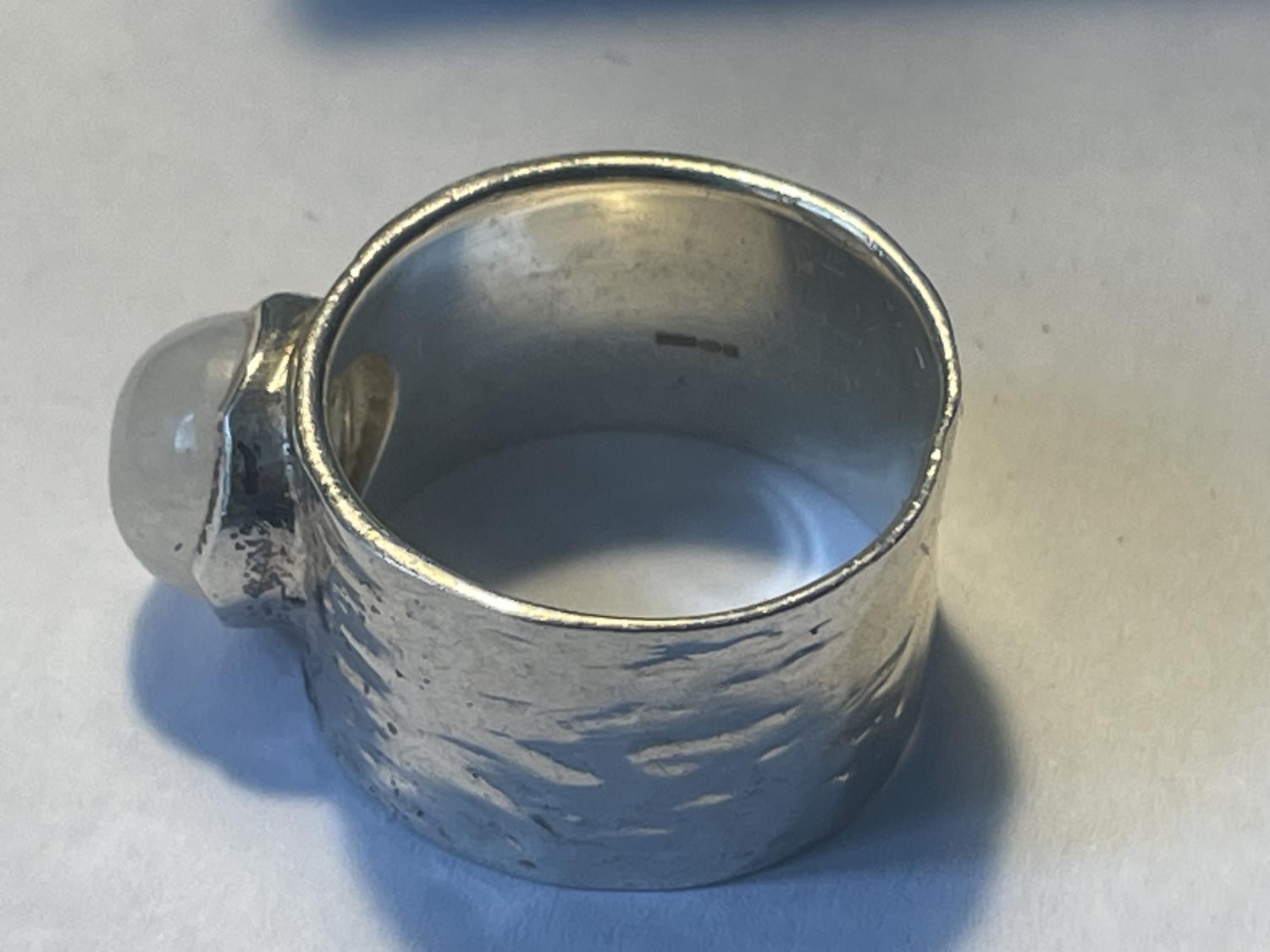 A SILVER RING WITH OPAQUE STONE IN A PRESENTATION BOX - Image 3 of 4