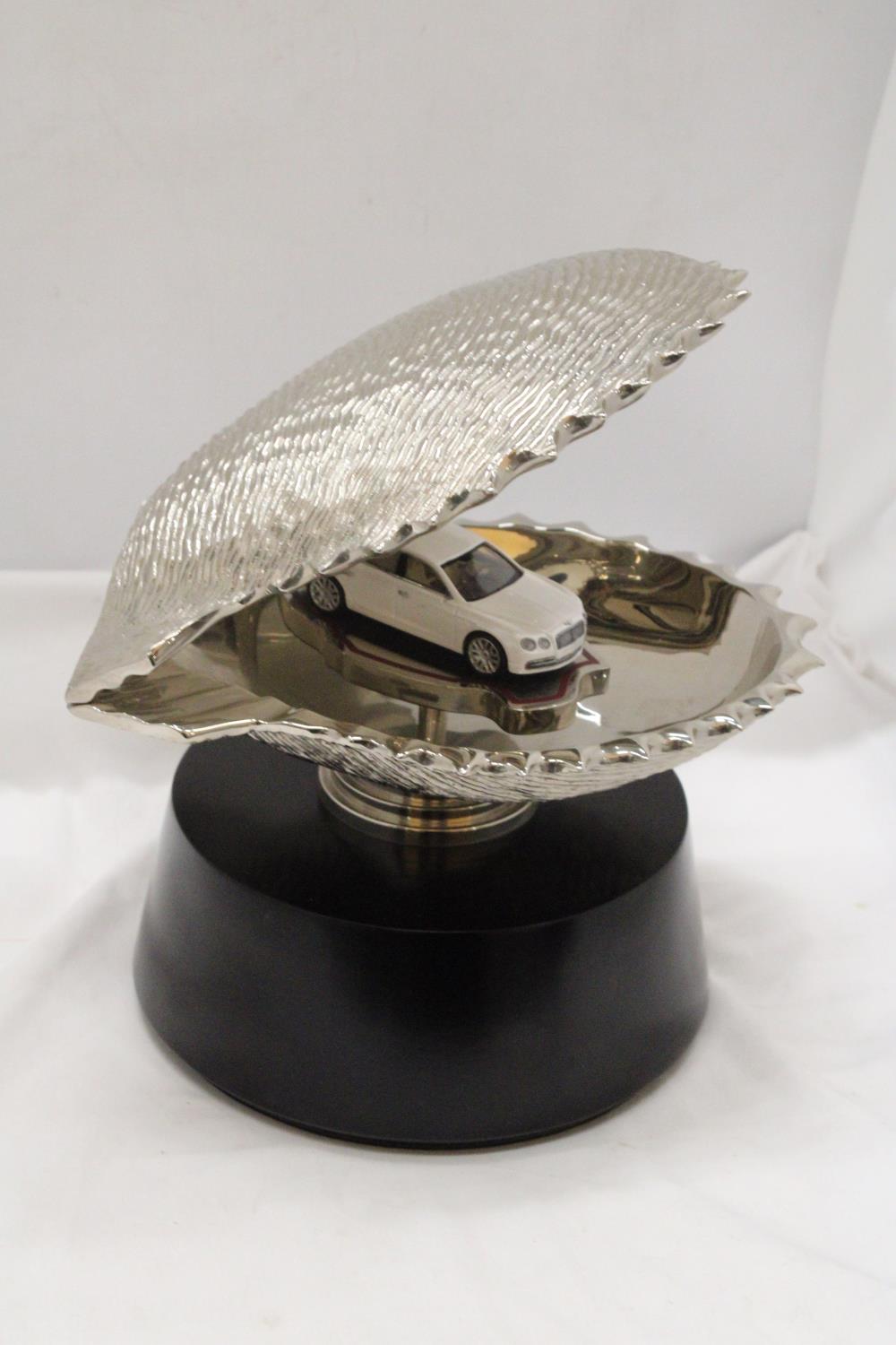 A LARGE CHROME OYSTER SHELL, ENCLOSING A BENTLEY CAR, ON A BASE, HEIGHT 30CM, DIAMETER APPROX 24CM - Image 4 of 6