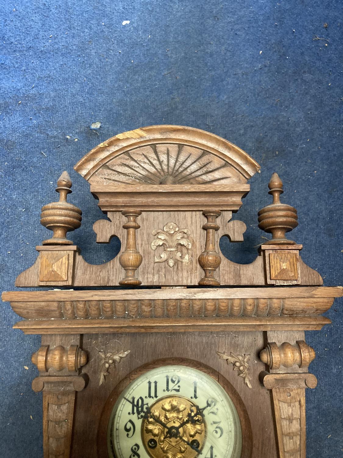 A VINTAGE OAK CASED WALL CLOCK, WITH CARVED DETAIL AND PENDULUM - Image 4 of 6