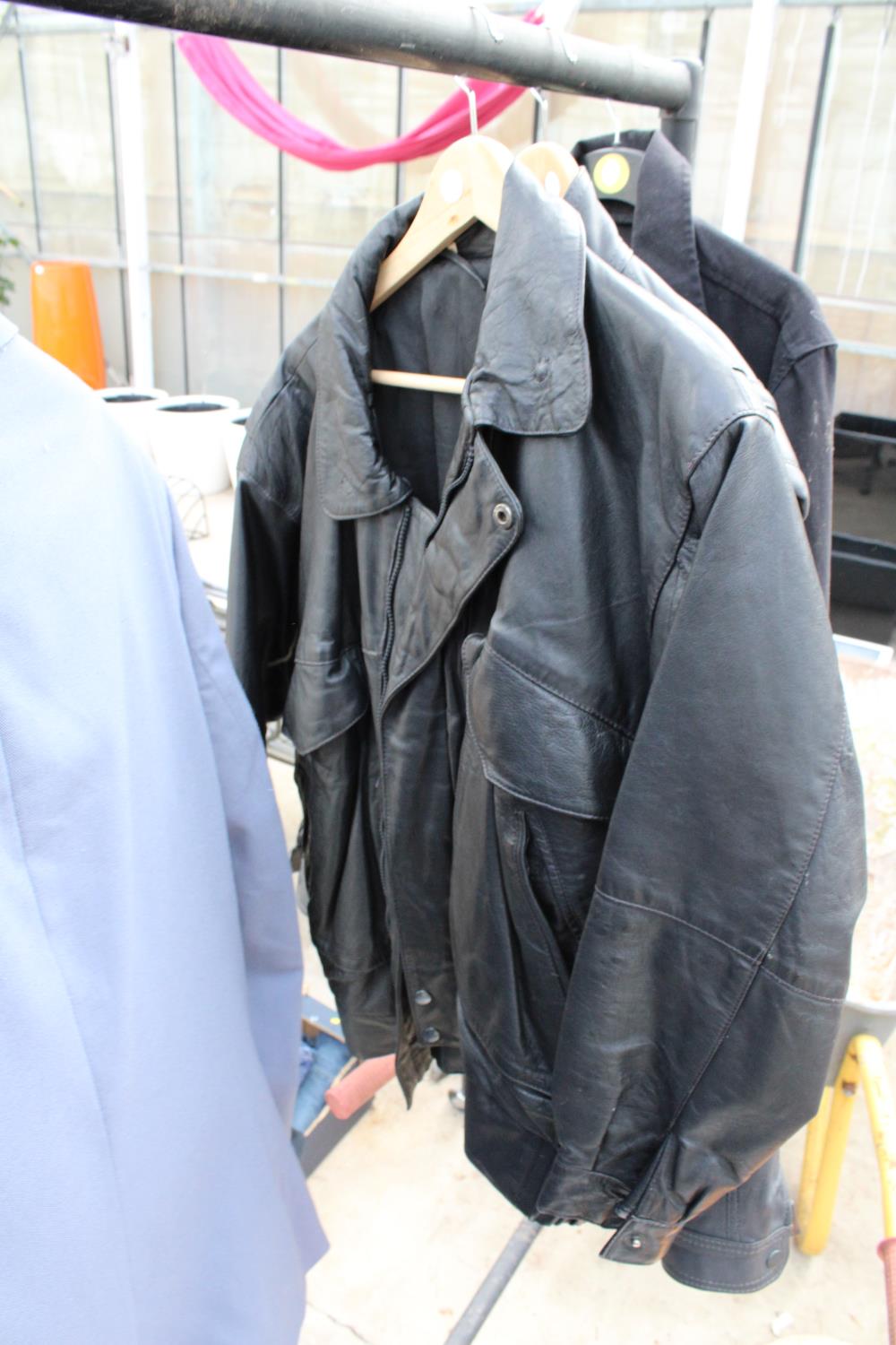 A LARGE ASSORTMENT OF MENS JACKETS TO INCLUDE LEATHER JACKETS AND OVERCOATS ETC - Image 7 of 7