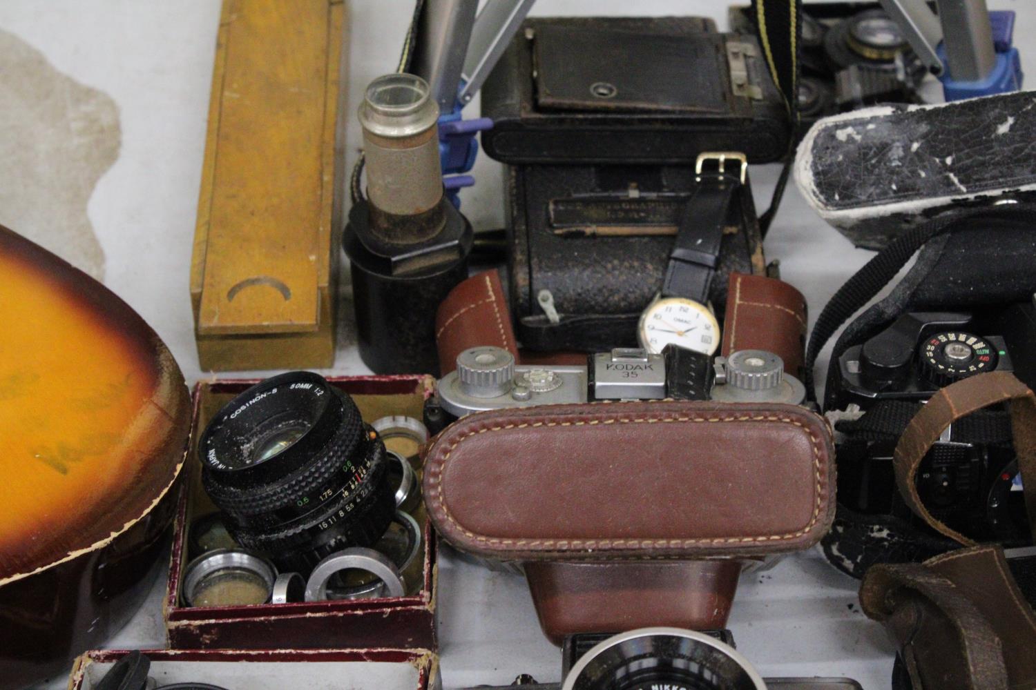 A COLLECTION OF VINTAGE CAMERAS AND ACCESSORIES TO INCLUDE, CHINON CE-5, NIKKOREX, KODAK 35, , - Image 3 of 7