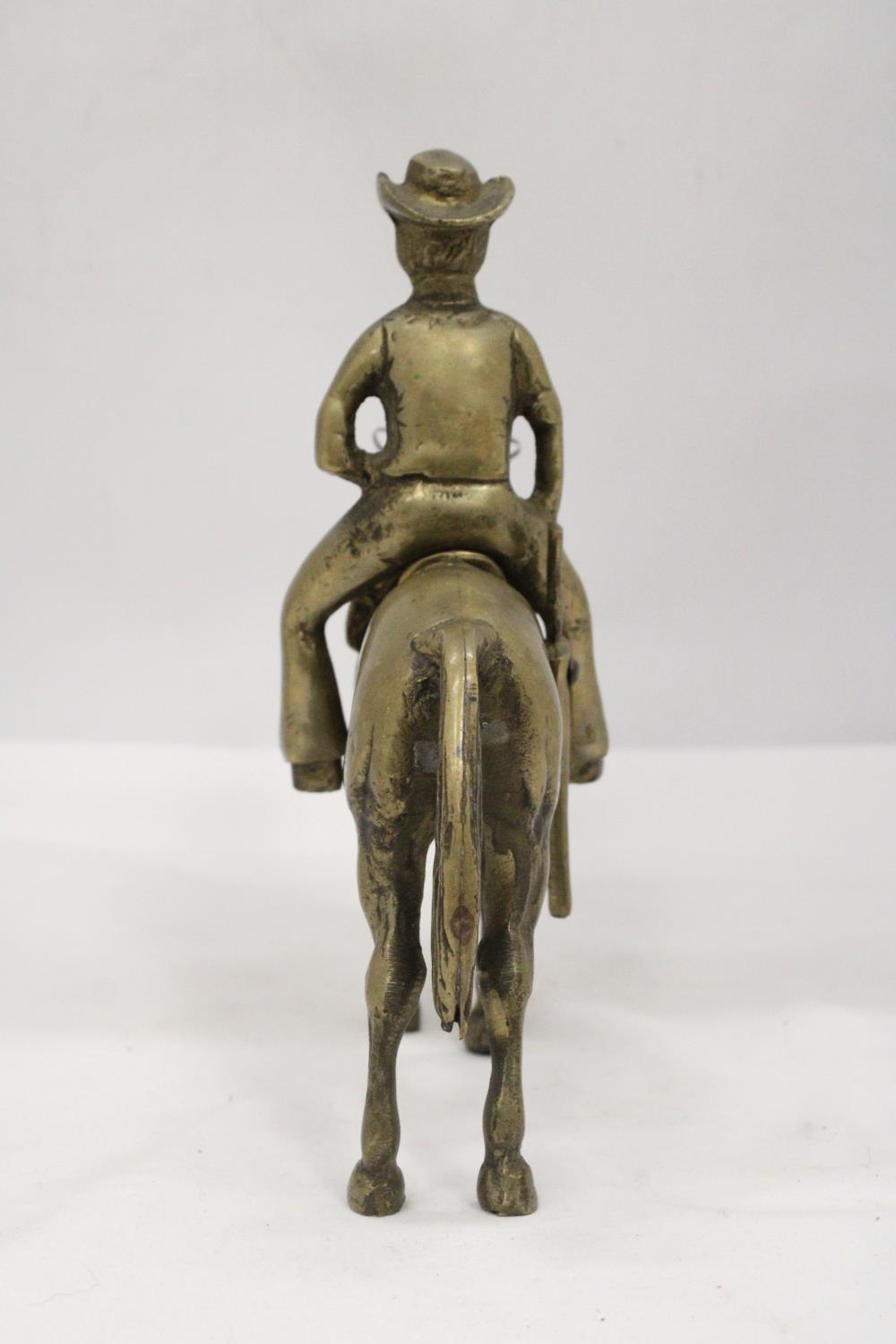 AN UNUSUAL SOLID BRASS COWBOY AND HORSE - APPROXIMATELY 22CM X 22CM - WEIGHS OVER TWO KILO - Image 3 of 5