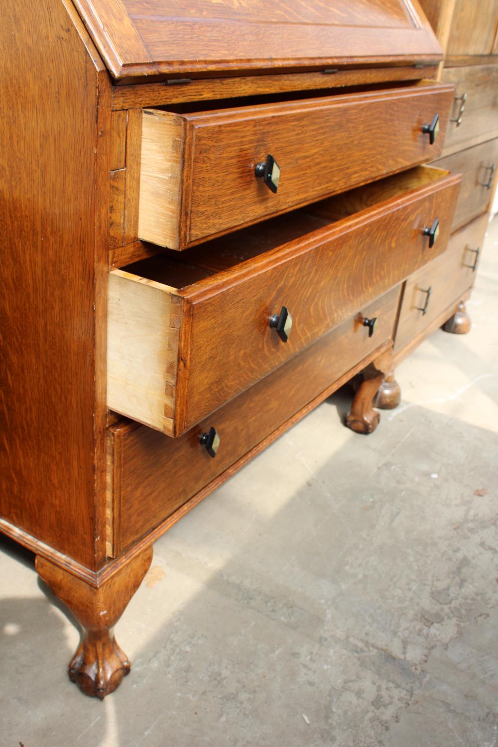 AN OAK EARLY 20TH CENTURY BUREAU WITH FITTED INTERIOR, THREE DRAWERS TO BASE ON CABRIOLE LEGS WITH - Image 4 of 4