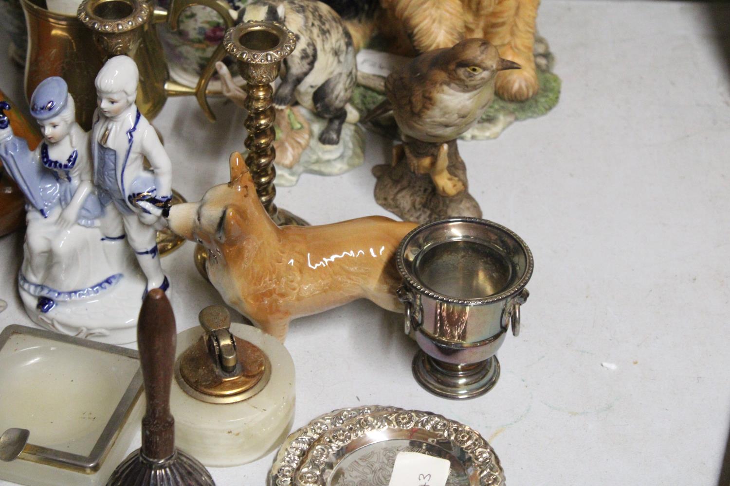 A MIXED LOT OF COLLECTABLES TO INCLUDE SIX MINIATURE BRASS ANIMALS, A VINTAGE OYNX ASHTRAY, A PAIR - Image 7 of 7