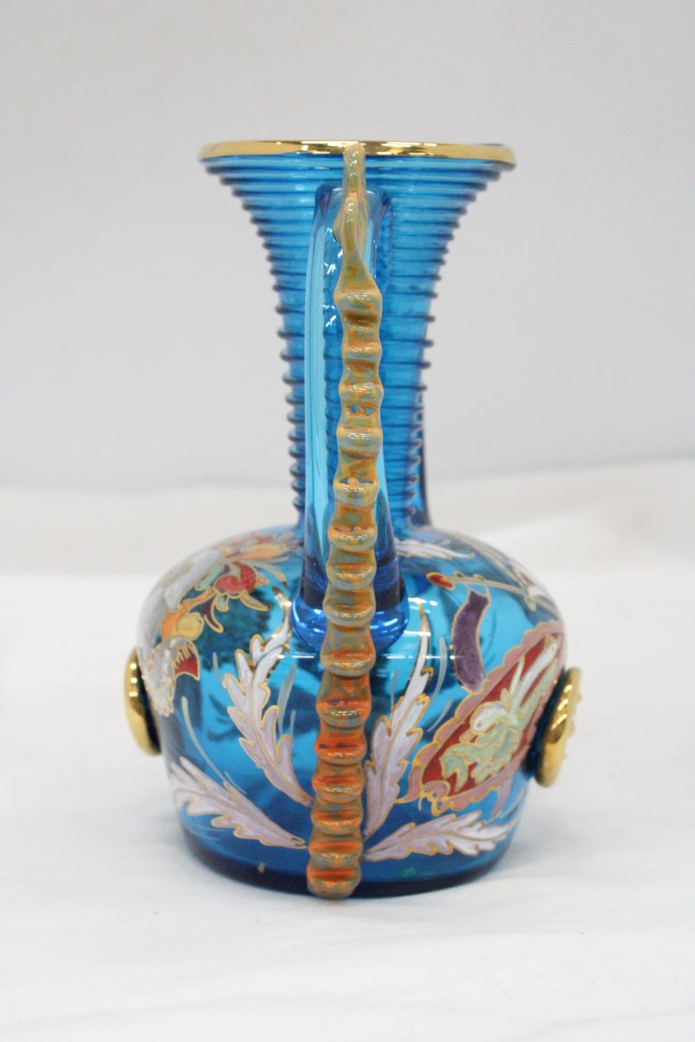 A 1960'S/70'S, LARGE ROYO GLASS VASE WITH GILDED ENAMEL DECORATION, HEIGHT 20CM - Image 3 of 6