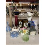 A MIXED LOT OF CERAMICS AND GLASSWARE TO INCLUDE WEDGWOOD JASPERWARE, TANKARDS WITH SCOTTISH IMAGES,