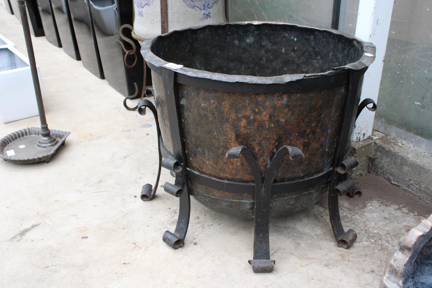 A LARGE VINTAGE AND DECORATIVE COPPER PLANTER WITH WROUGHT IRON STAND (D:53CM) - Image 3 of 3