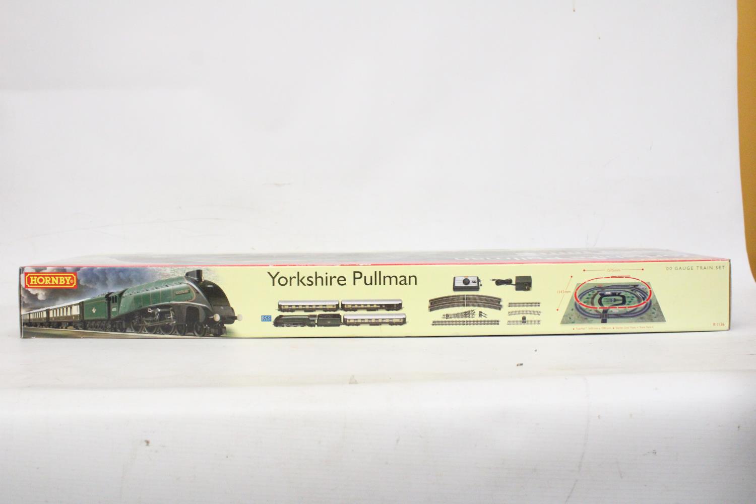 A HORNBY UNUSED YORKSHIRE PULLMAN 00 GAUGE COMPLETE TRAIN SET WITH A CLASS A4 QUICKSILVER - Bild 2 aus 5