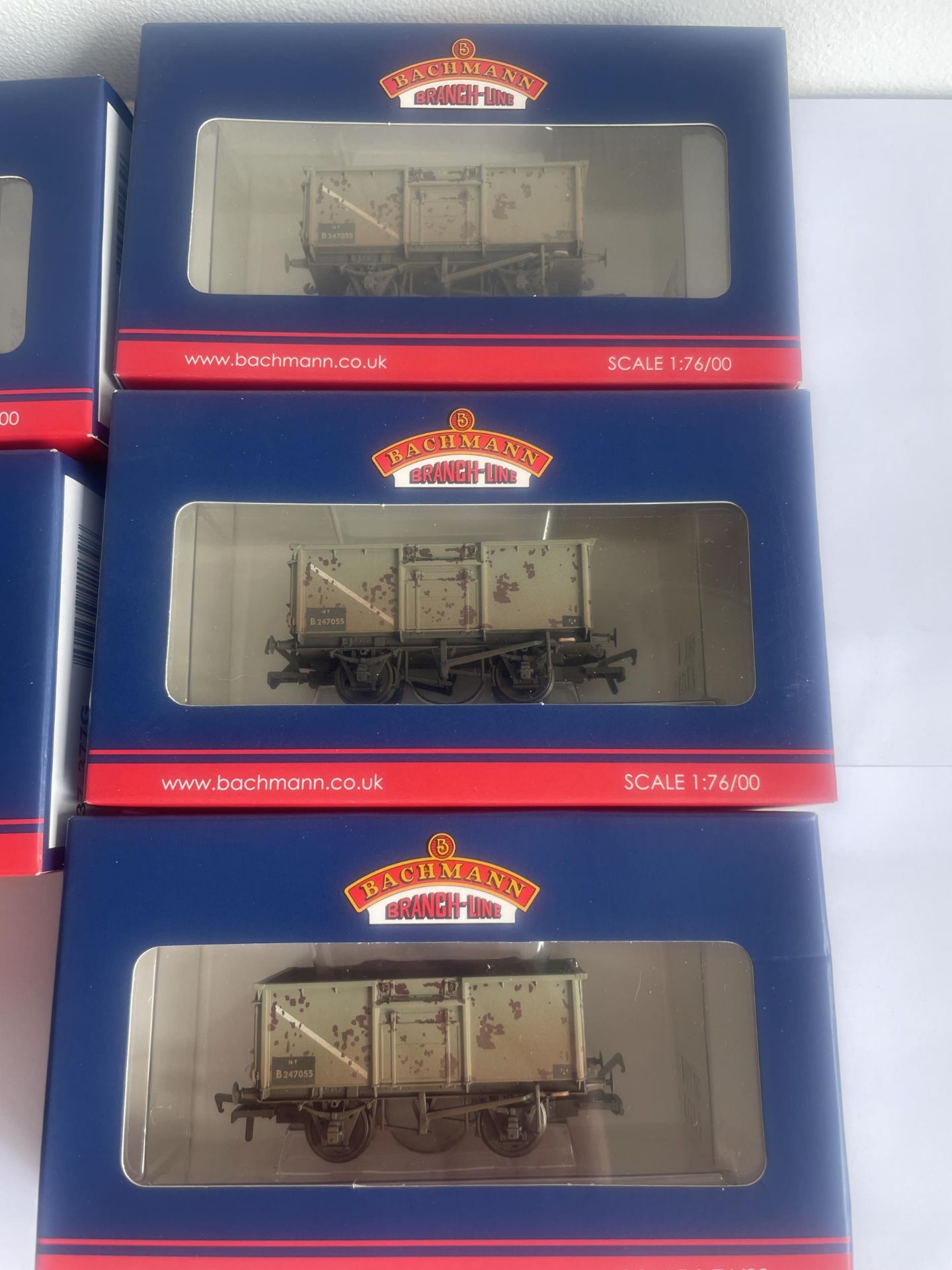 FIVE BOXED BACHMANN 00 GAUGE FREIGHT CARRIAGES TO INCLUDE TWO WITH MILITARY TANKS - Image 3 of 4