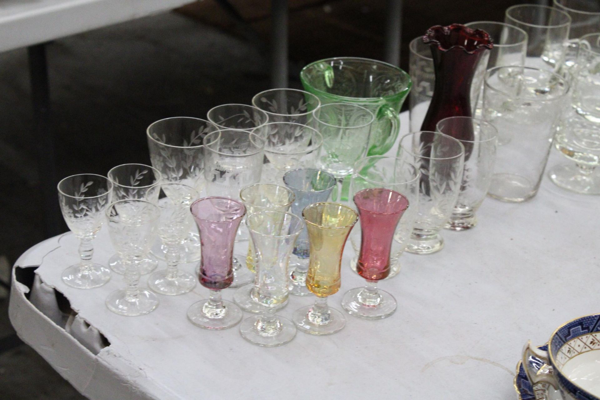 A MIXED LOT OF GLASSWARE TO INCLUDE PORT GLASSES, SHERRY GLASSES, TUMBERS ETC - Image 5 of 5