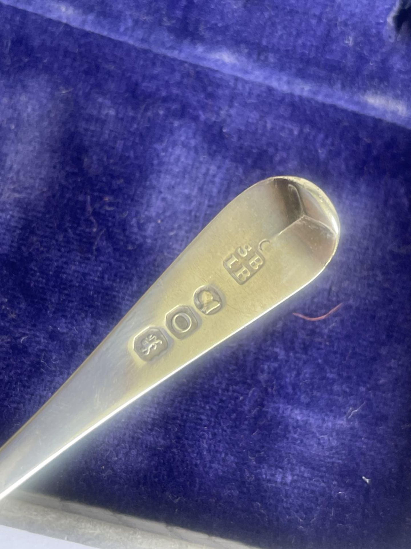 SIX HALLMARKED GEORGIAN SILVER TEASPOONS IN A PRESENTATION BOX (TWO MISSING FROM THE SET) GROSS - Image 4 of 4