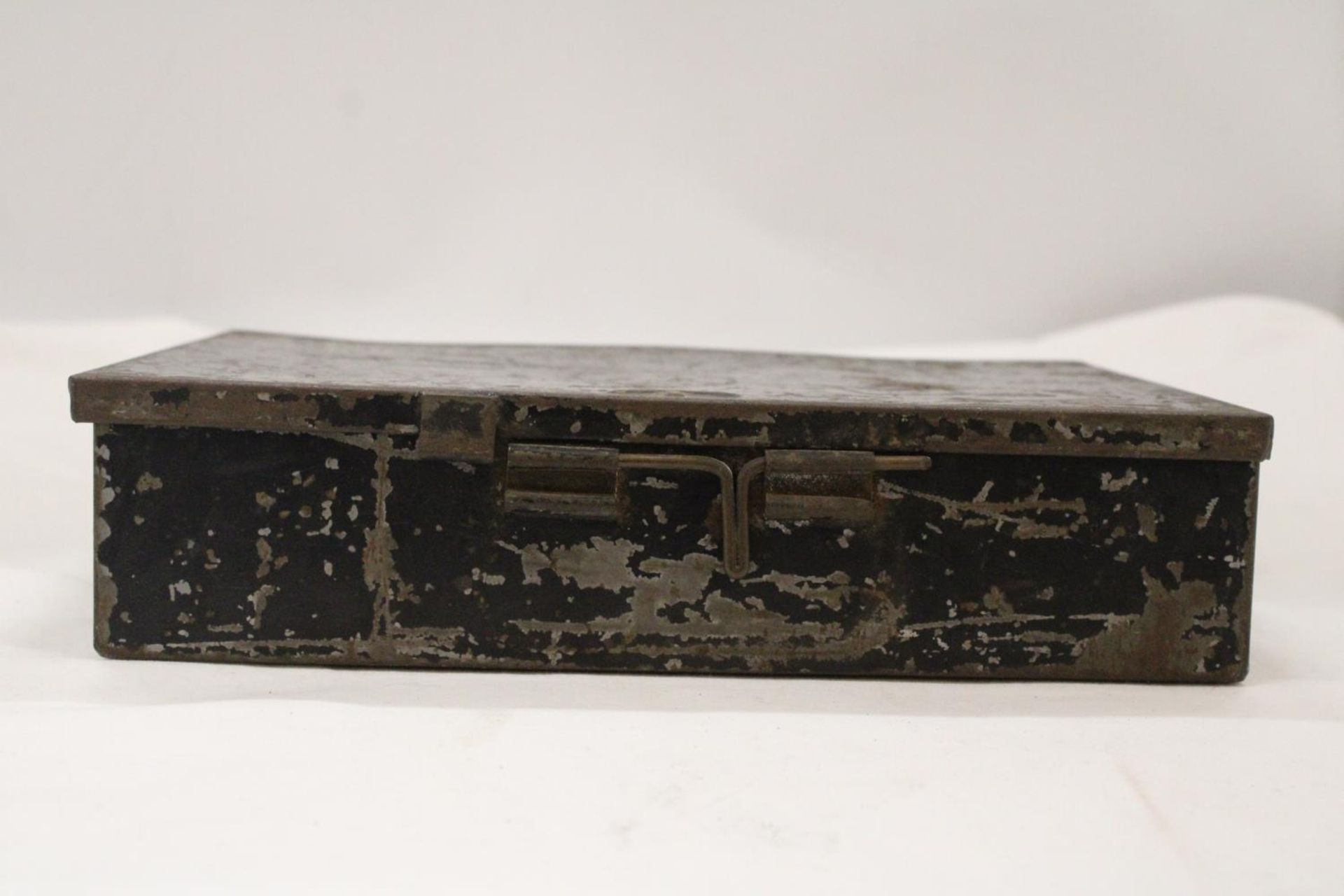 A MILITARY ISSUE TIN BOX WITH CROW'S FOOT - Image 2 of 4