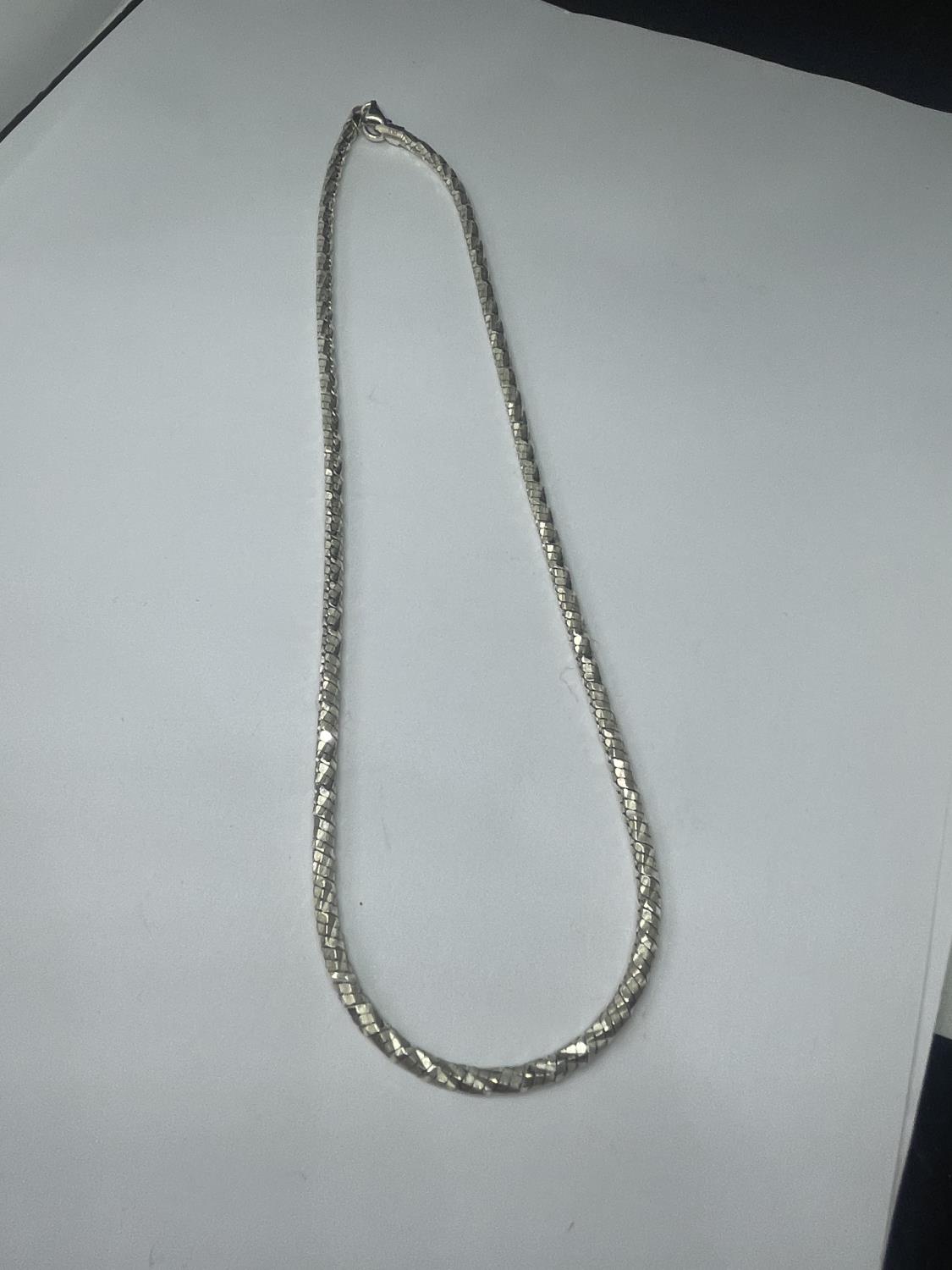 A HEAVY SILVER NECKLACE