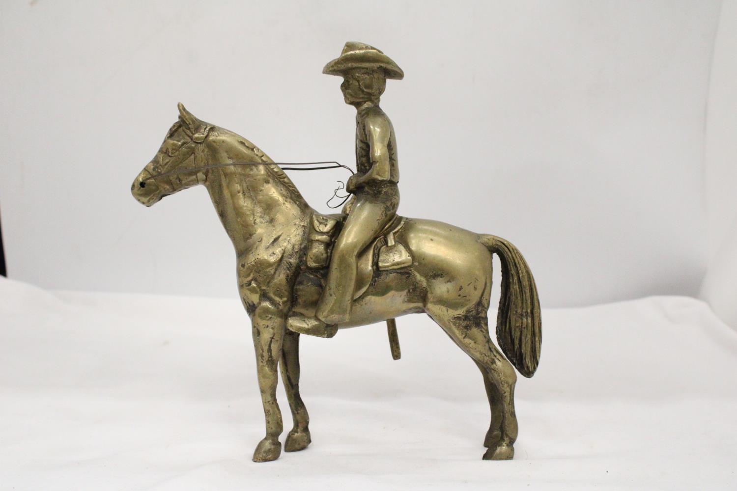 AN UNUSUAL SOLID BRASS COWBOY AND HORSE - APPROXIMATELY 22CM X 22CM - WEIGHS OVER TWO KILO - Image 2 of 5