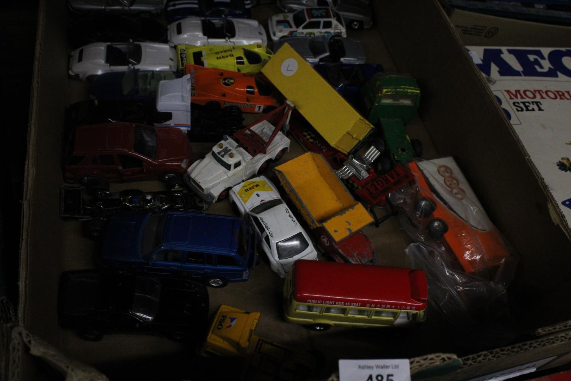 A COLLECTION OF DIE-CAST CARS AND TRUCKS TO INCLUDE CORGI ETC - Image 3 of 3