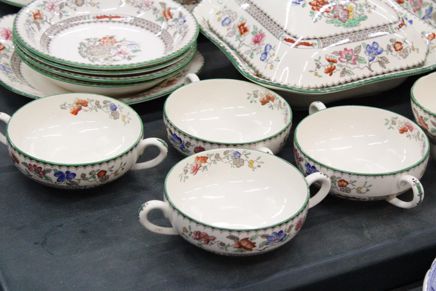 A LARGE SPODE COPELAND "CHINESE ROSE" DINNER SERVICE TO INCLUDE PLATES, SOUP BOWLS, JUGS, A - Image 5 of 9