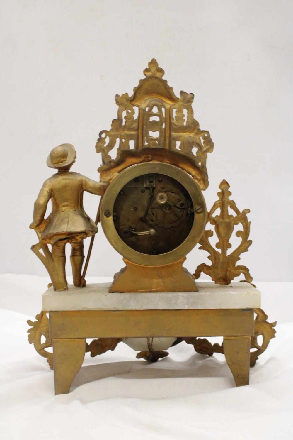 A VINTAGE FRENCH MANTLE CLOCK, WITH GILT COLOURED METALWORK ON A MARBLE BASE, HEIGHT 30CM, WIDTH - Image 4 of 5