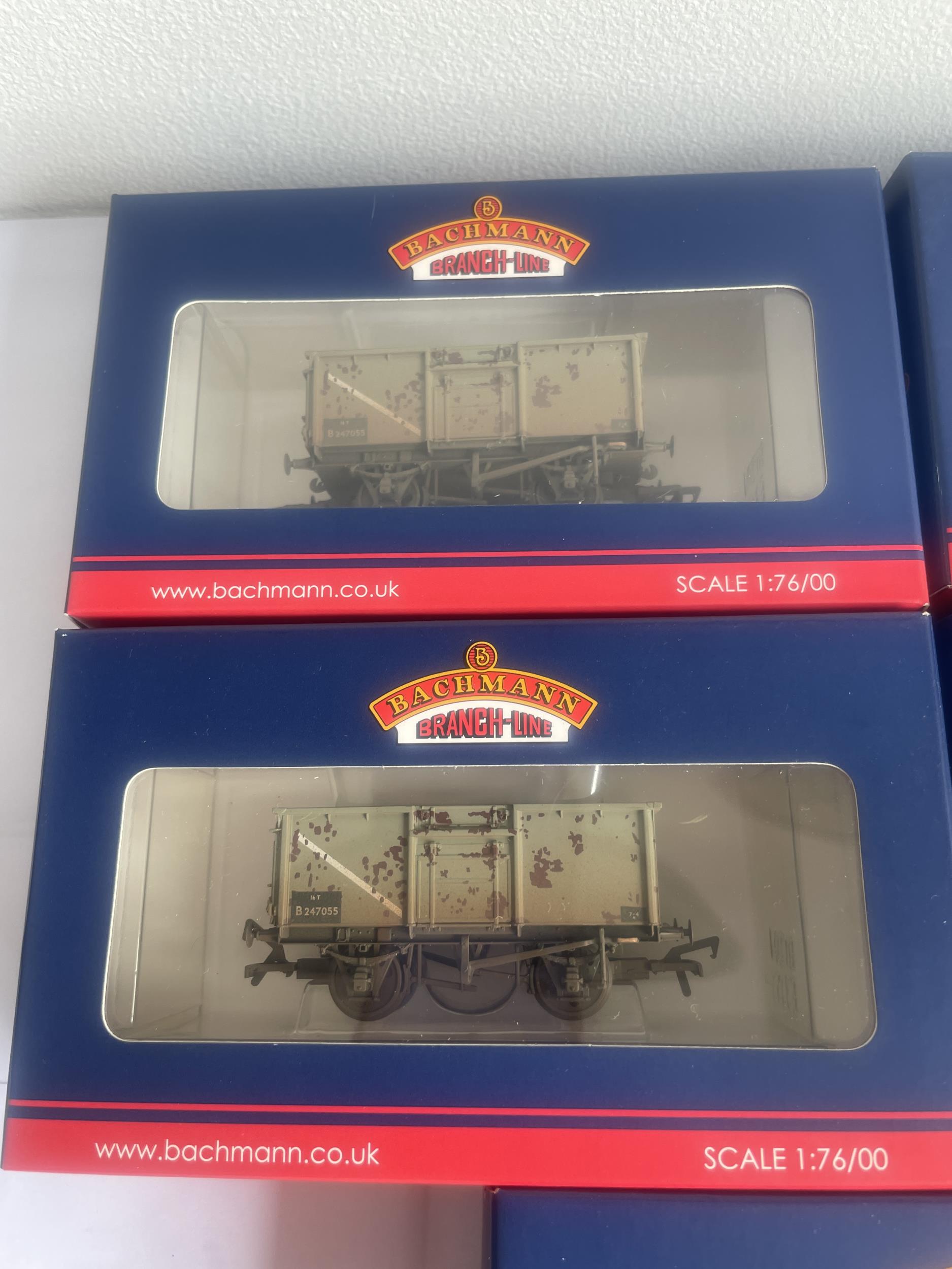 FIVE BOXED BACHMANN 00 GAUGE FREIGHT CARRIAGES TO INCLUDE TWO WITH MILITARY TANKS - Bild 2 aus 4