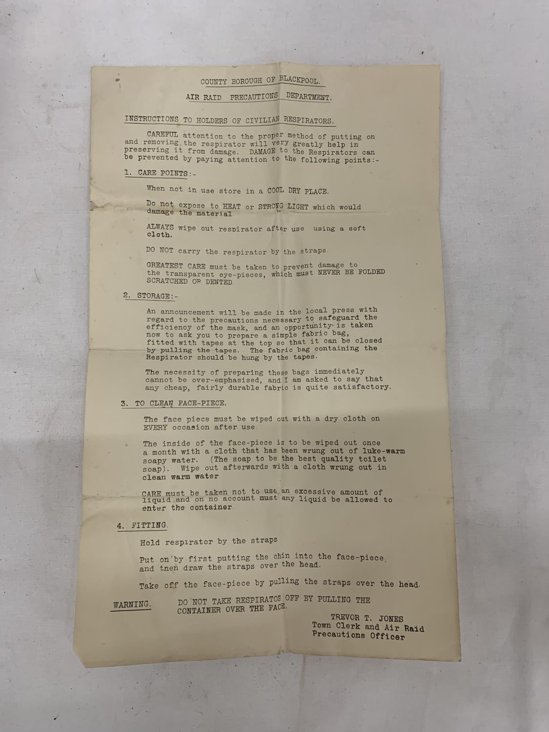 A VINTAGE BOXED GAS MASK PLUS INSTRUCTIONS, FROM THE COUNTY BOROUGH OF BLACKPOOL - Bild 5 aus 5