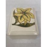 A MOORCROFT TRINKET BOX DEPICTING A LILY