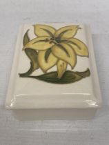 A MOORCROFT TRINKET BOX DEPICTING A LILY