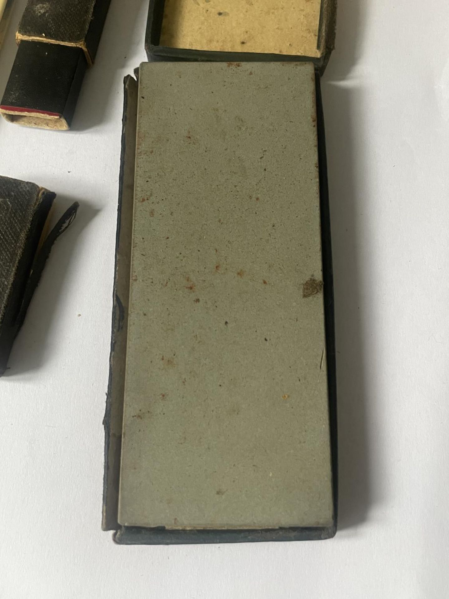 A VICTORIAN RAZOR AND SHARPENING STONE - Image 3 of 3