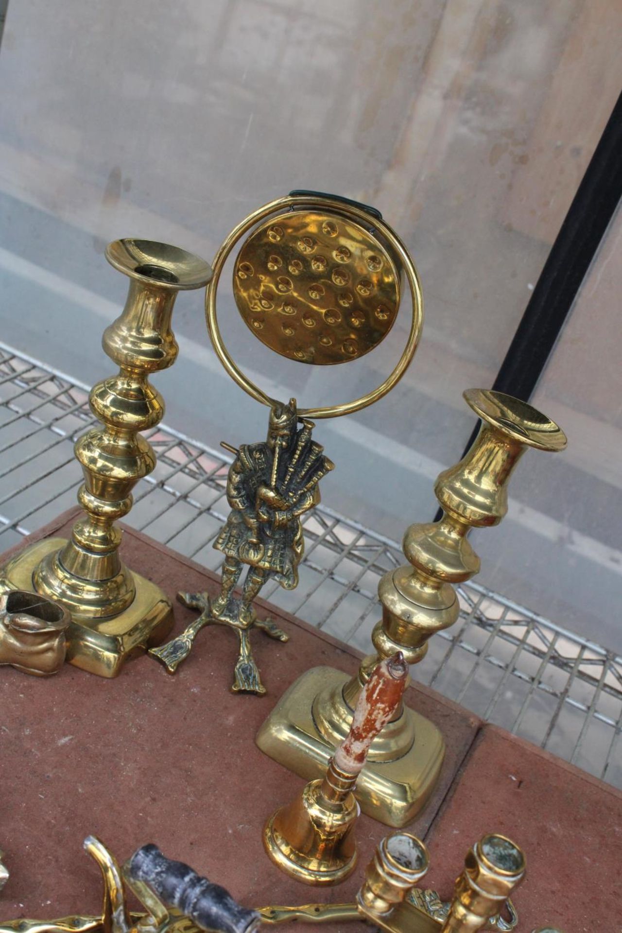 AN ASSORTMENT OF BRASS ITEMS TO INCLUDE A GONG WITH BAGPIPE PLAYER STAND, A KETTLE AND TRIVET AND - Image 2 of 4