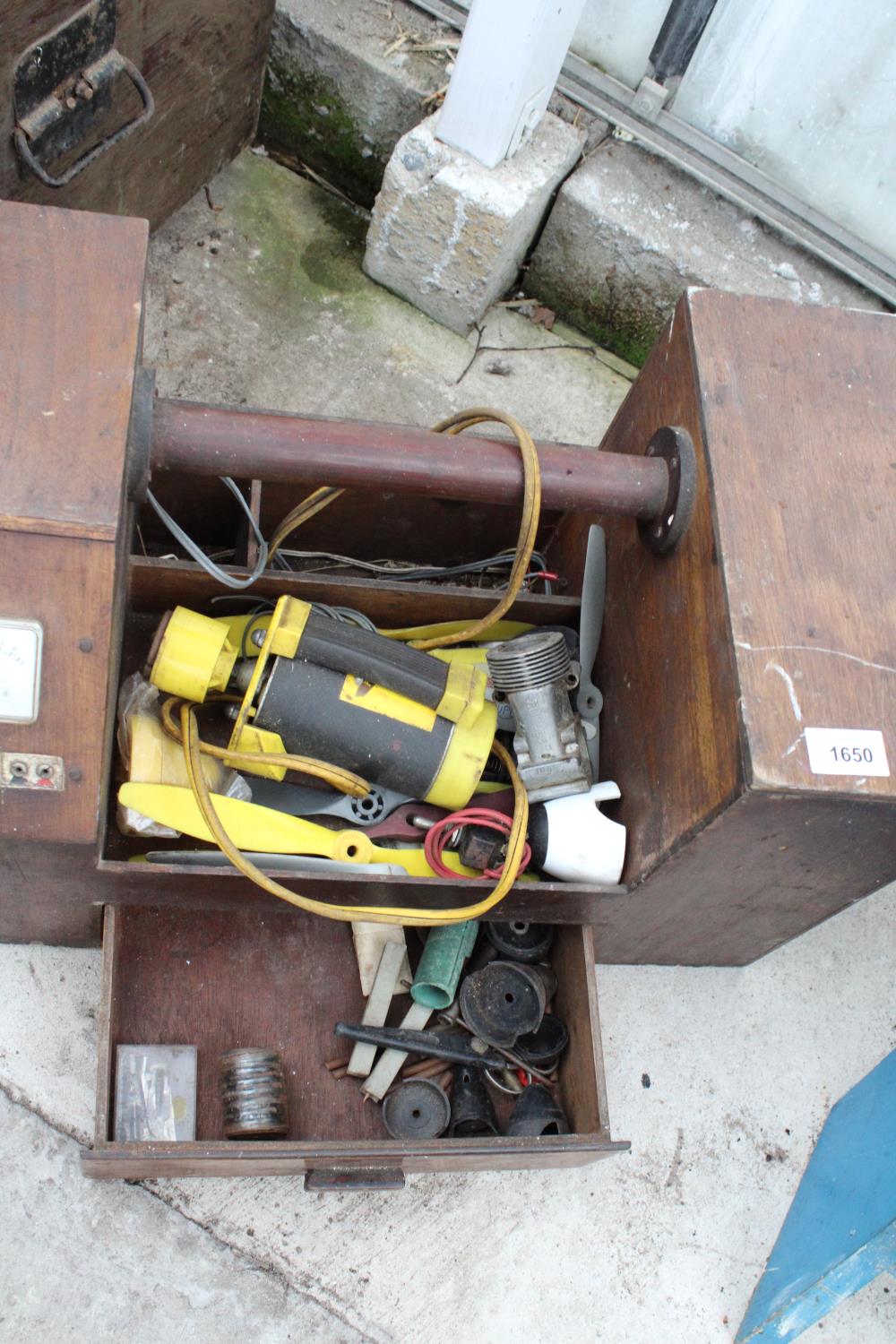 A VINTAGE WOODEN TOOL CHEST WITH AN ASSORTMENT OF MODEL AREOPLANE PARTS - Image 3 of 3