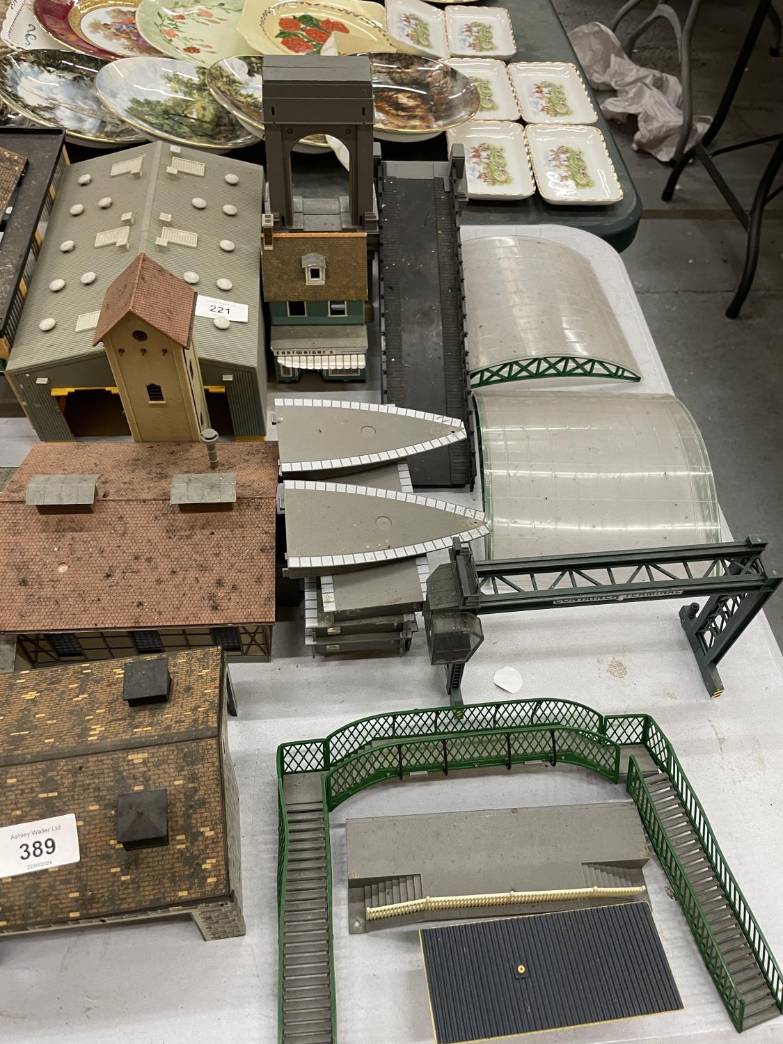 A LARGE MODEL RAILWAY TO INCLUDE HOUSES, SHEDS, BUILDINGS ETC - Bild 2 aus 6