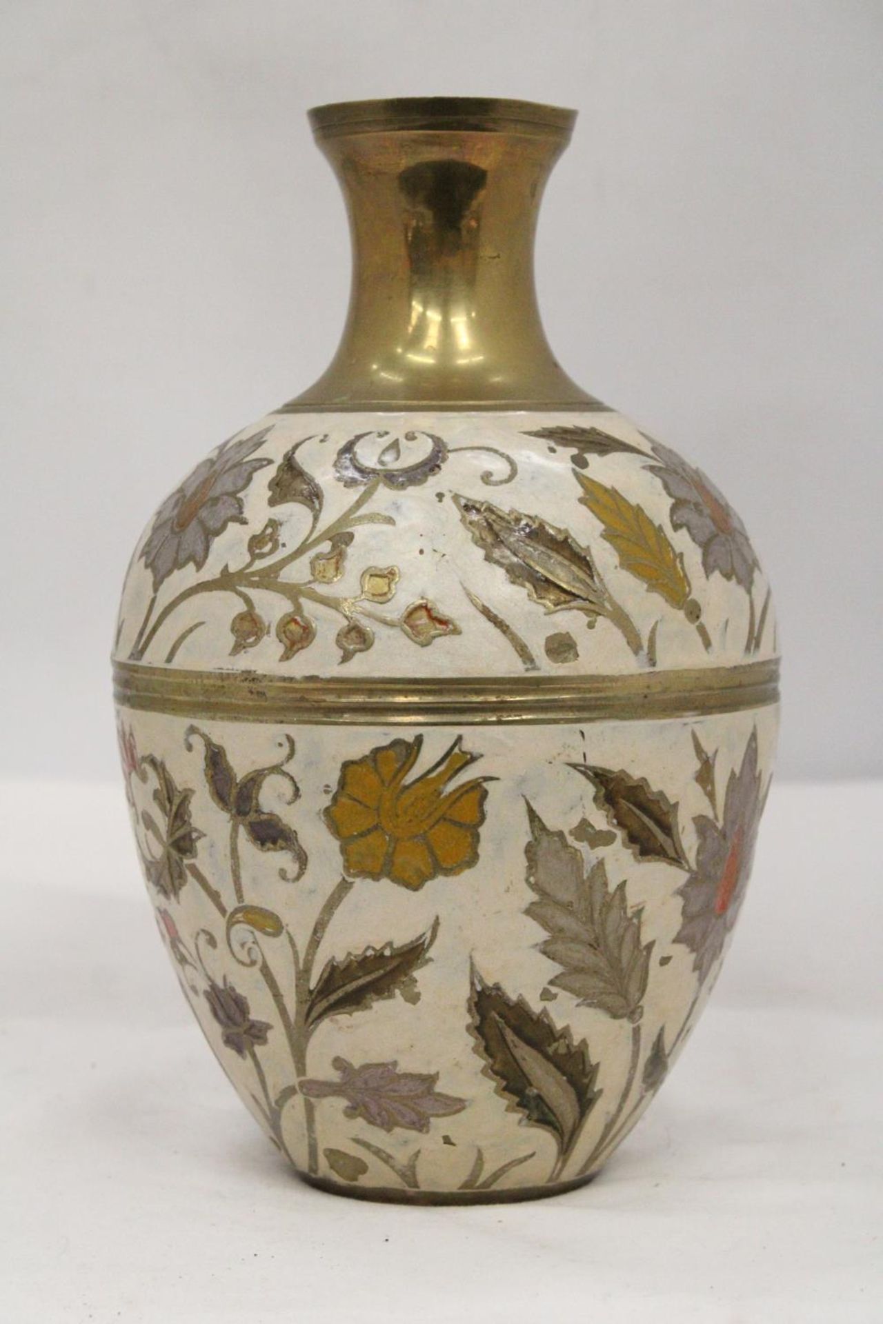 A HEAVY BRASS CLOISSONE VASE - APPROXIMATELY 24CM HIGH - Image 2 of 5