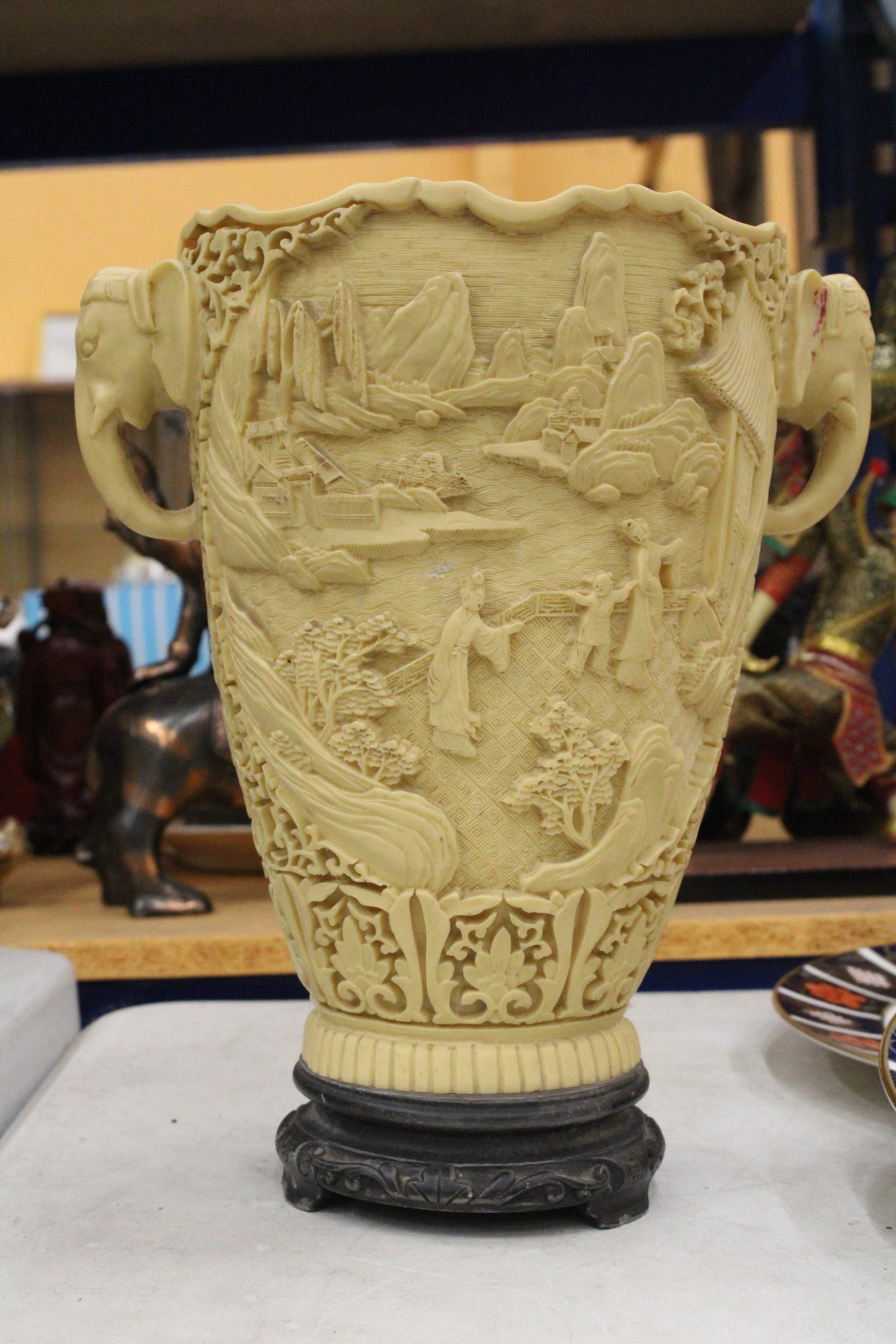 A LARGE CHINESE CARVED RESIN VASE WITH ELEPHANT HANDLES - Image 4 of 9