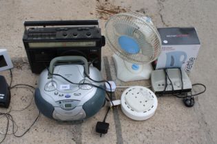 AN ASSORTMENT OF ITEMS TO INCLUDE A GRUNDIG RADIO, A RETRO HITACHI RADIO AND A FAN ETC