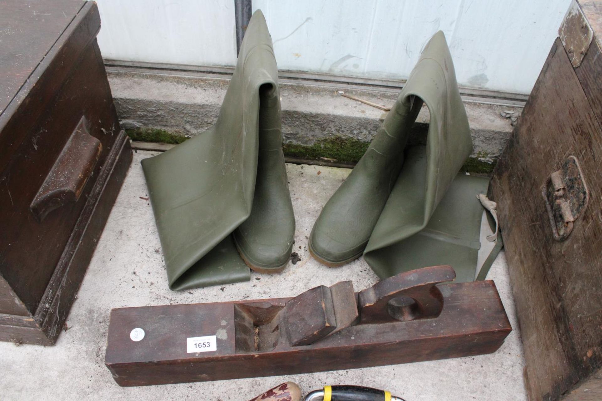 AN ASSORTMENT OF ITEMS TO INCLUDE WADERS, BRACE DRILLS AND A WOOD PLANE ETC - Image 2 of 3