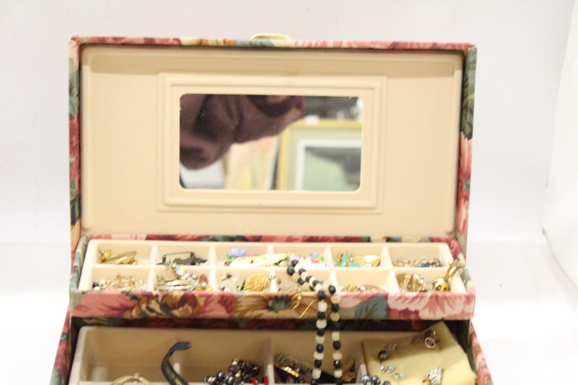 A VINTAGE JEWELLERY BOX CONTAINING VARIOUS COSTUME JEWELLERY INCLUDING EARRINGS, BROOCHS, - Image 2 of 6