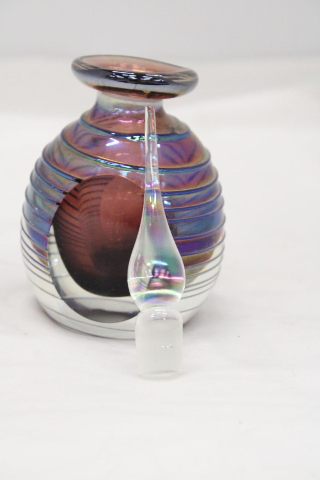 AN IRRIDESCENT GLASS SCENT BOTTLE, HEIGHT 16CM - Image 4 of 4