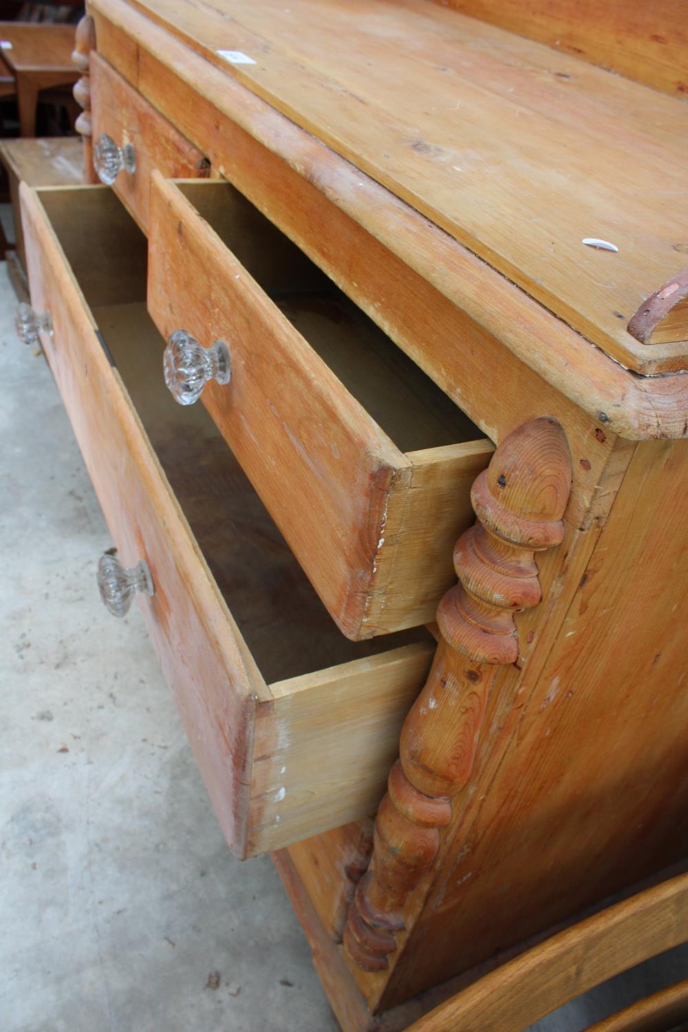 A VICTORIAN PINE GALLERIED BACK CHEST OF TWO SHORT AND TWO LONG GRADUATED DRAWERS WITH GLASS HANDLES - Bild 3 aus 3