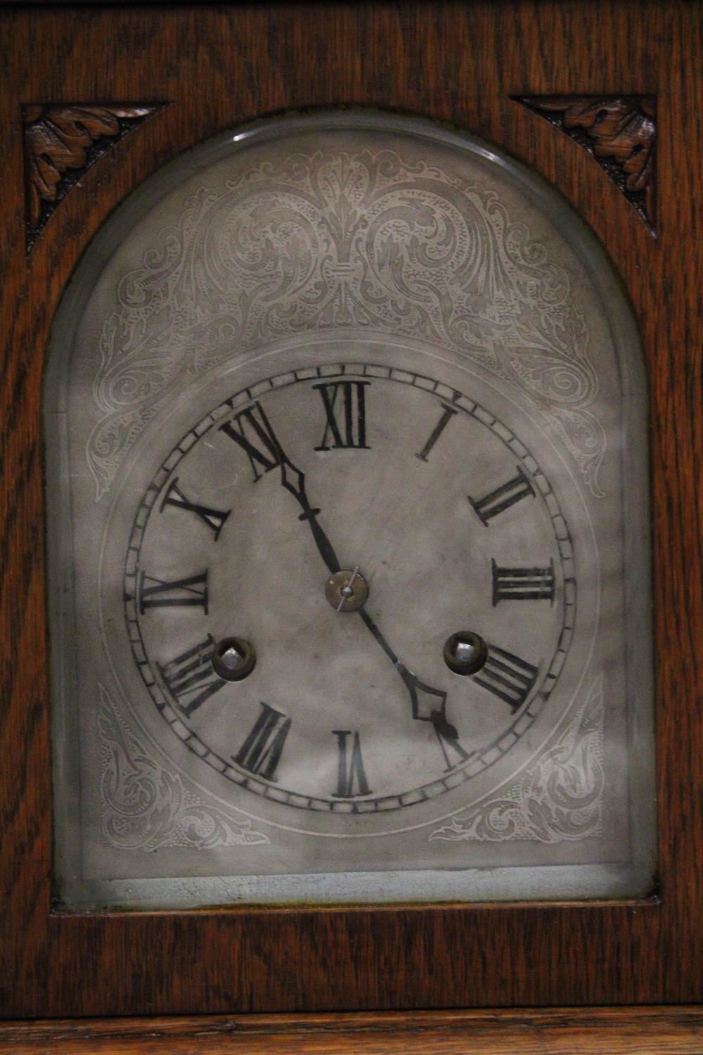 AN EDWARDIAN OAK CASED MANTLE CLOCK WITH PENDULUM, WORKING AT TIME OF CATALOGUING, NO WARRANTY - Image 4 of 4